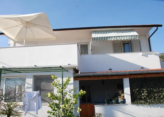 Guest house And With Parking Space Hvar - 13161 3*