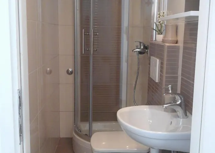 Guest house And With Parking Space Hvar - 13161 3*